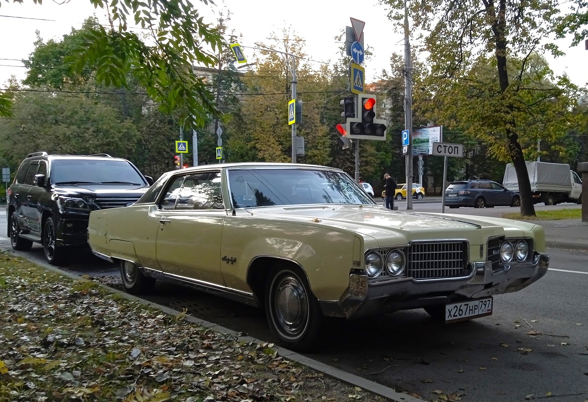 Москва, № Х 267 НР 797 — Oldsmobile 98 (8G) '65-70