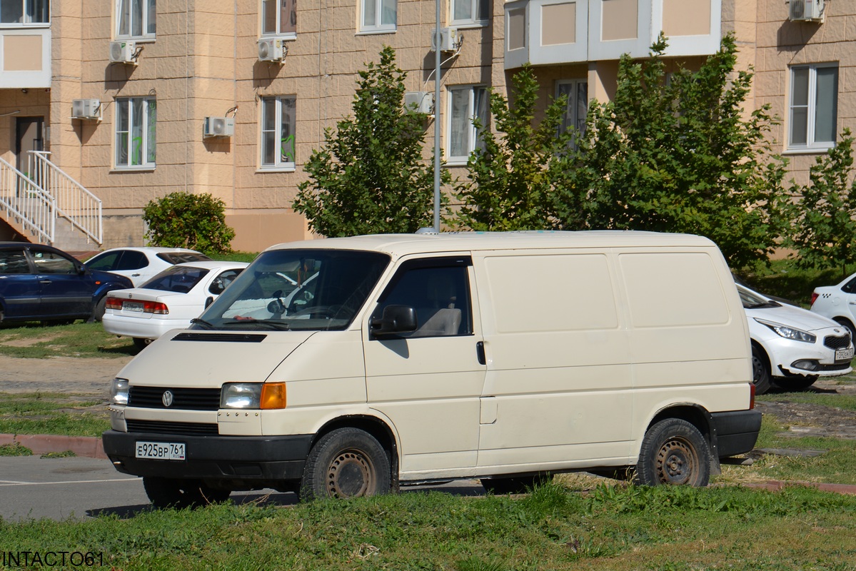 Ростовская область, № Е 925 ВР 761 — Volkswagen Typ 2 (T4) '90-03