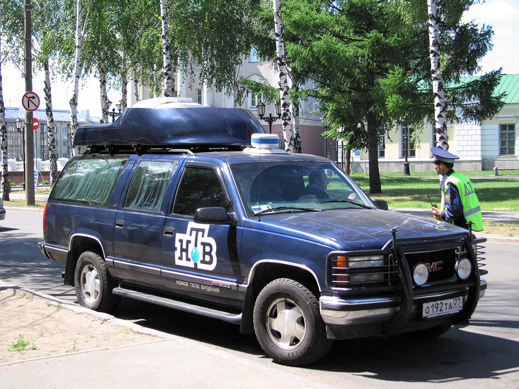 Москва, № О 192 ТА 77 — GMC Suburban (9G) '93-99