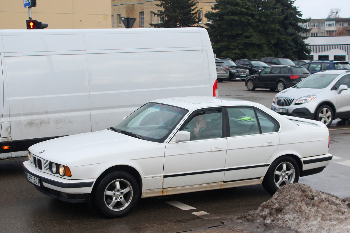 Литва, № CEE 537 — BMW 5 Series (E34) '87-96