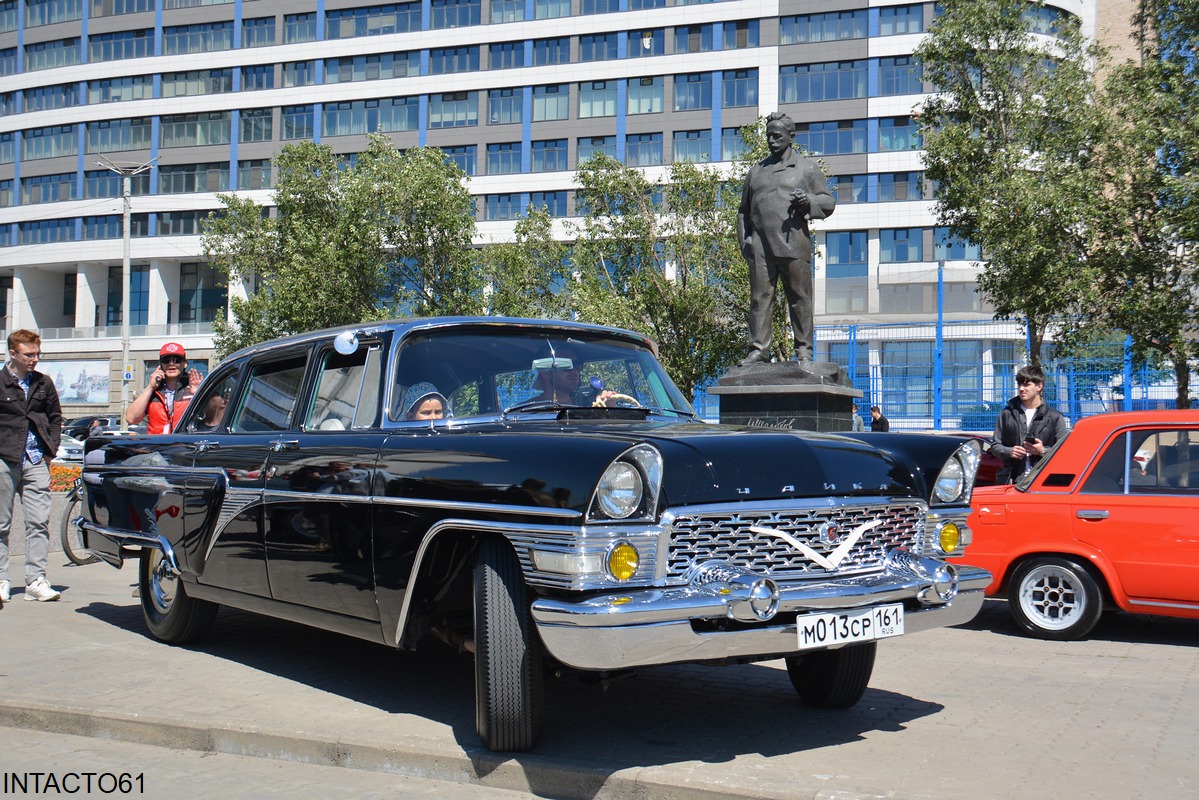 Ростовская область, № М 013 СР 161 — ГАЗ-13 Чайка '59-81; Ростовская область — Retro Motor Show_2024_Май