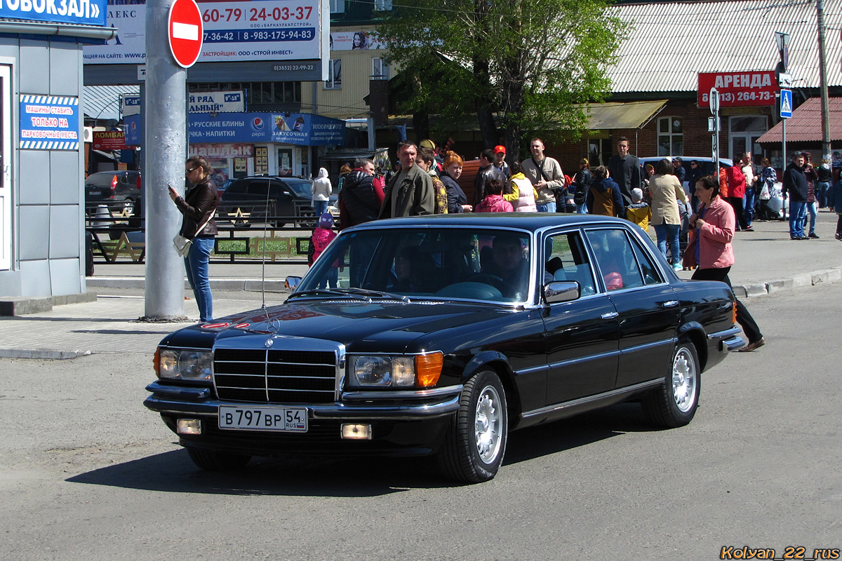 Новосибирская область, № В 797 ВР 54 — Mercedes-Benz (W116) '72-80; Алтайский край — День Победы. Барнаул. 2017 год