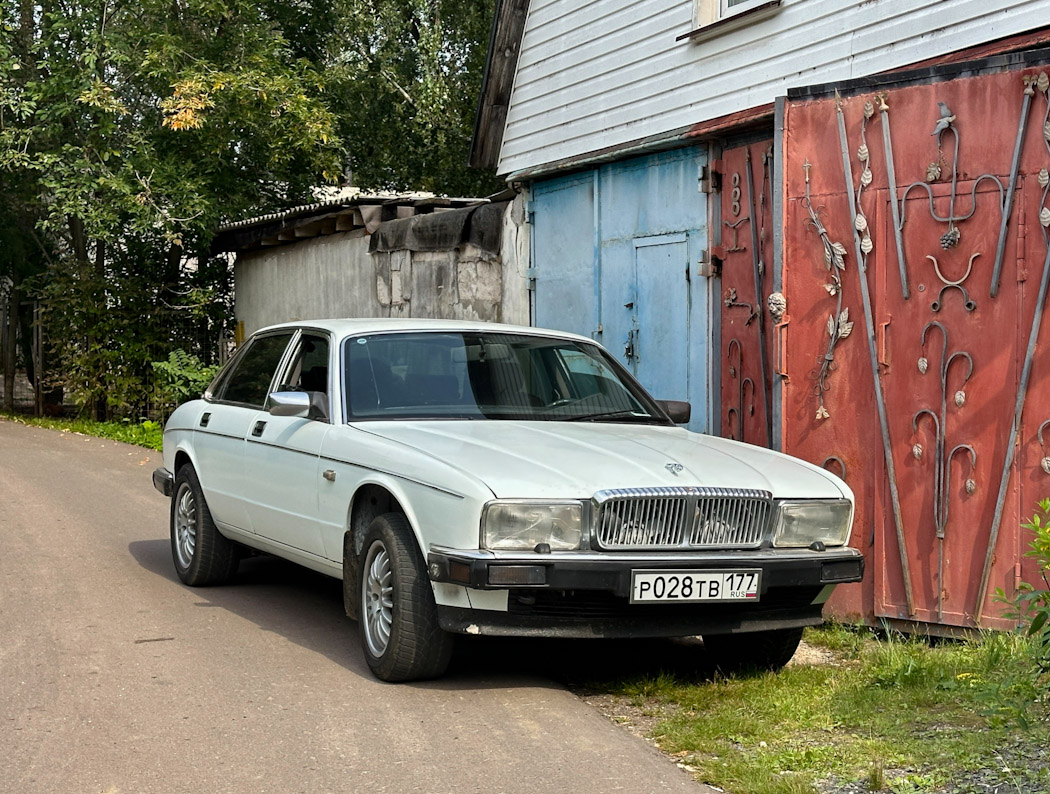 Москва, № Р 028 ТВ 177 — Jaguar XJ (Series III) '79-92