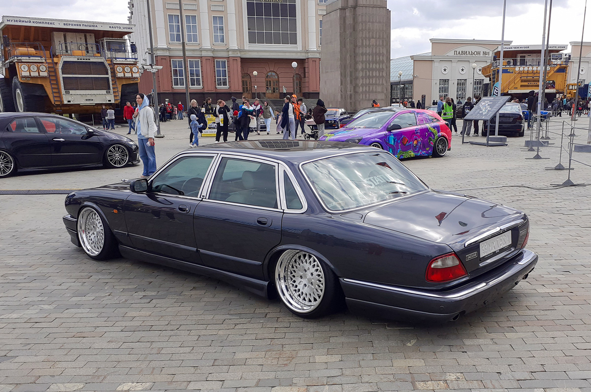 Москва, № А 237 ХУ 99 — Jaguar XJ-S (Series III) '91-96