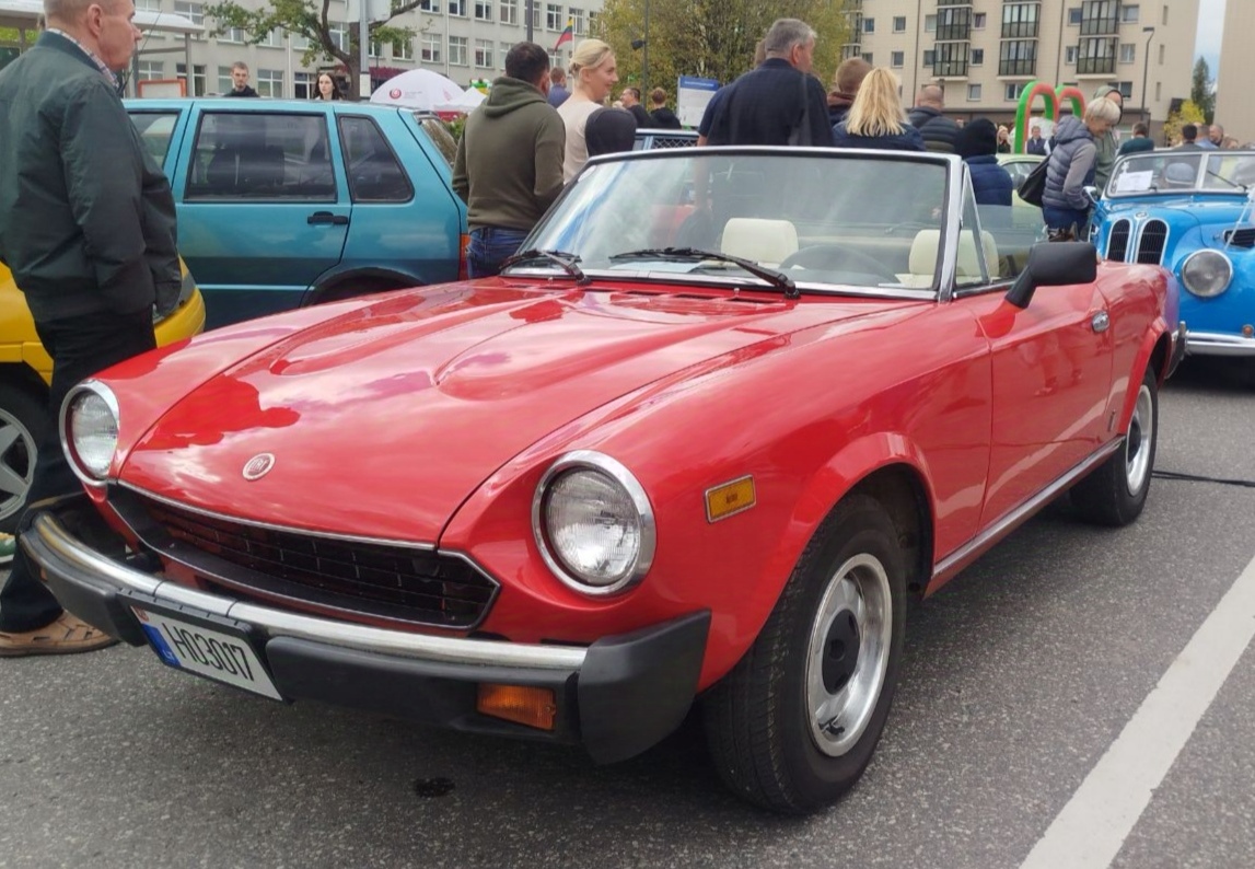 Литва, № H03017 — FIAT 124 Sport Spider '66-85