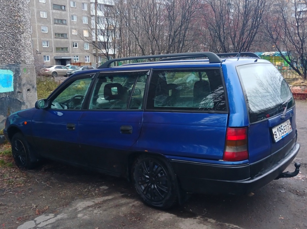 Мурманская область, № В 195 ЕТ 51 — Opel Astra (F, T92) Caravan '91-98