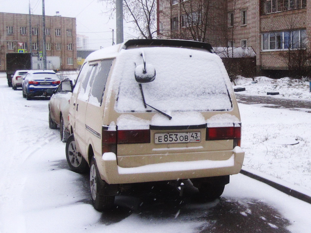 Кировская область, № Е 853 ОВ 43 — Nissan Vanette (C22) '85-94