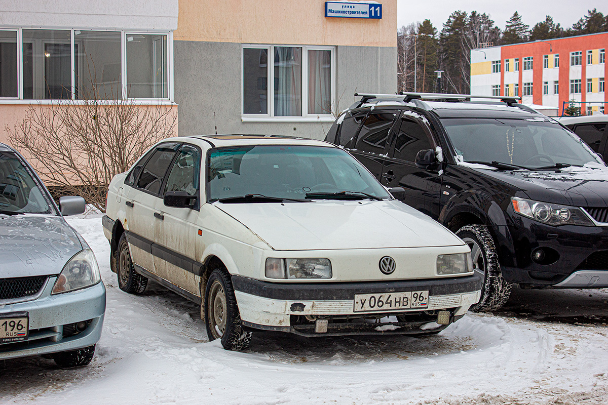 Свердловская область, № У 064 НВ 96 — Volkswagen Passat (B3) '88-93