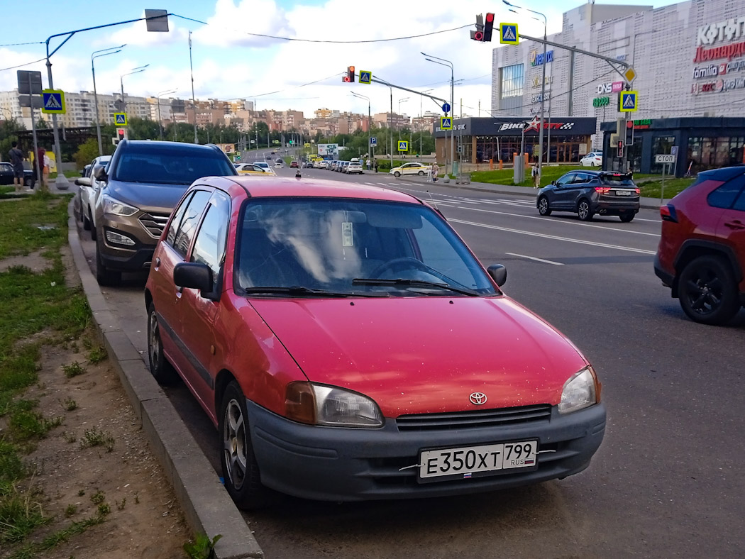 Москва, № Е 350 ХТ 799 — Toyota Starlet (P90) '95-99