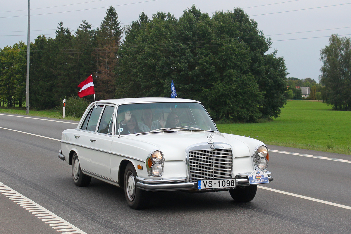 Латвия, № VS-1098 — Mercedes-Benz (W108/W109) '66-72; Литва — Baltijos kelias 35