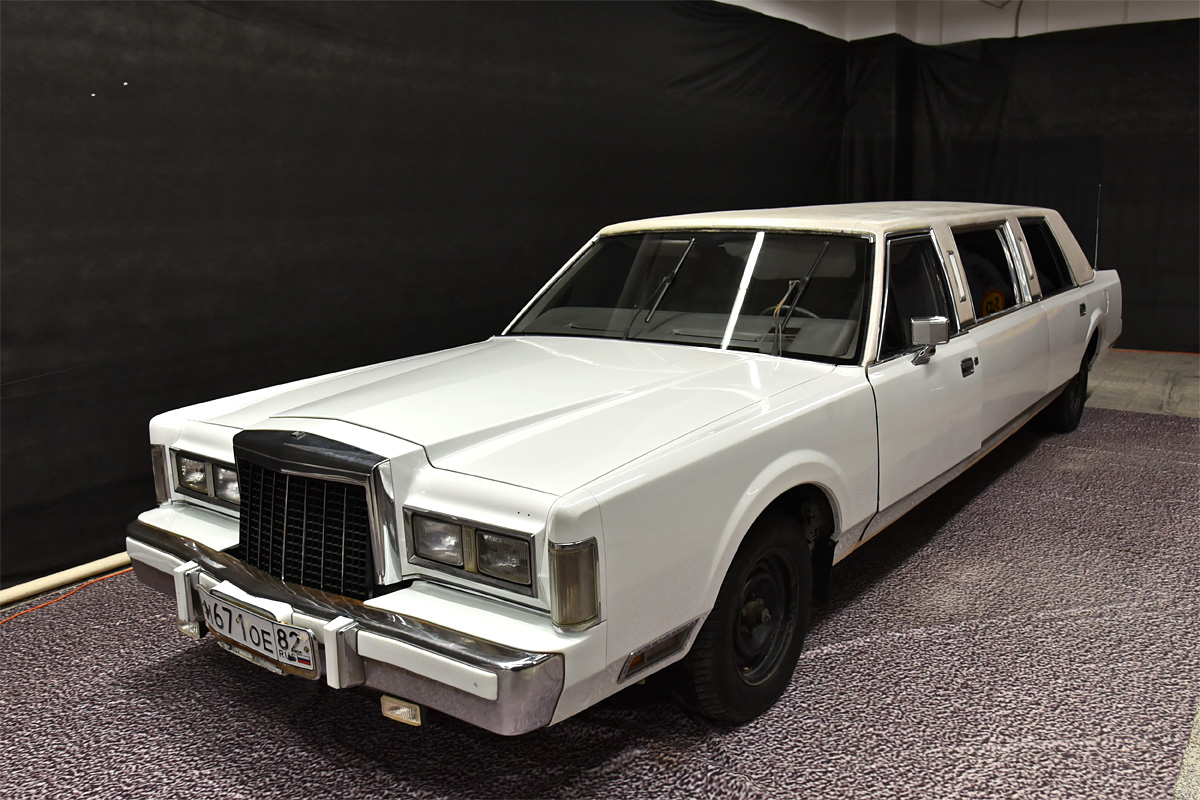 Крым, № М 671 ОЕ 82 — Lincoln Town Car (1G) '81-89