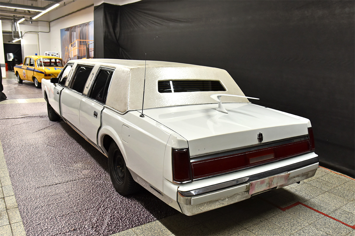 Крым, № М 671 ОЕ 82 — Lincoln Town Car (1G) '81-89