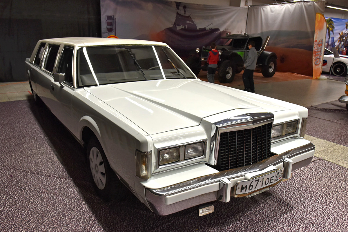 Крым, № М 671 ОЕ 82 — Lincoln Town Car (1G) '81-89