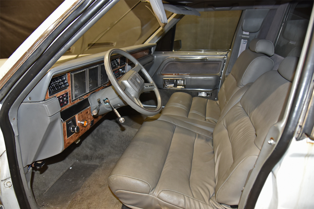 Крым, № М 671 ОЕ 82 — Lincoln Town Car (1G) '81-89