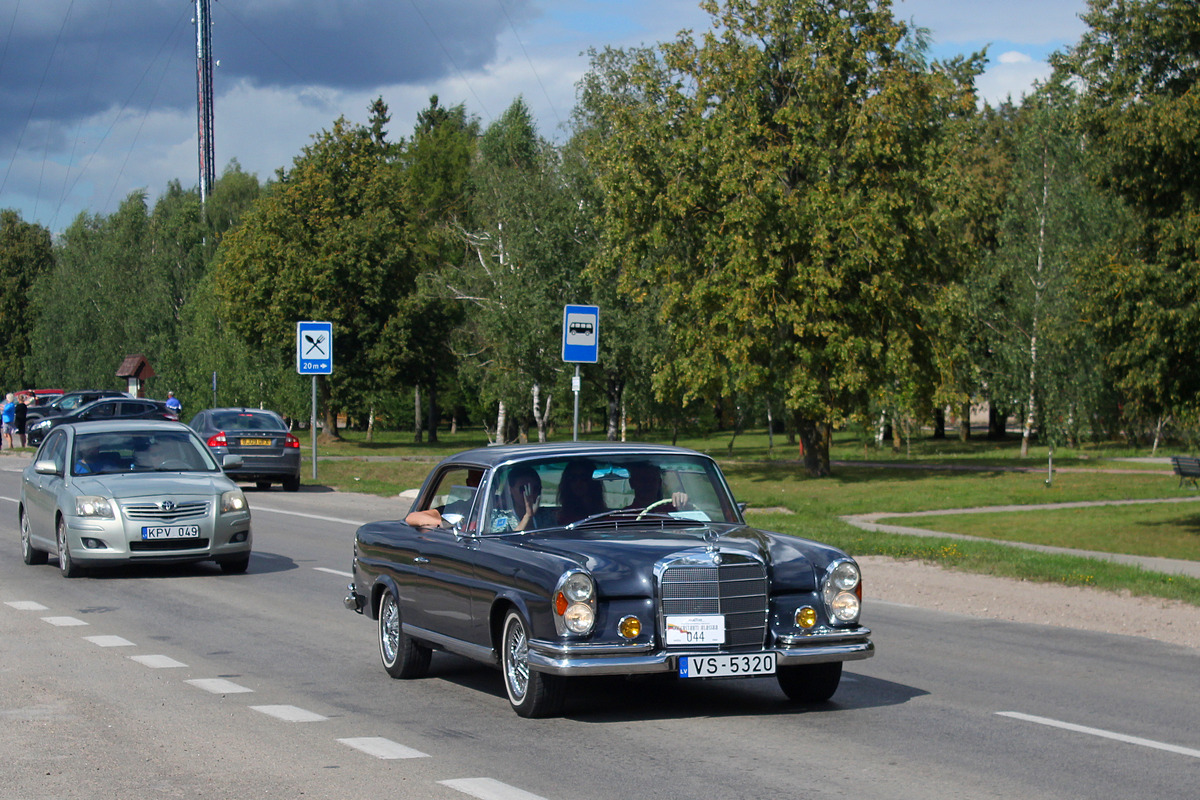 Латвия, № VS-5320 — Mercedes-Benz (W111/W112) '59-71; Литва — Nesenstanti klasika 2024