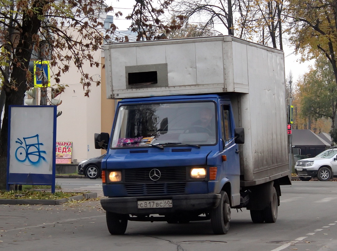 Псковская область, № С 817 ВС 60 — Mercedes-Benz T1 410D '76-96