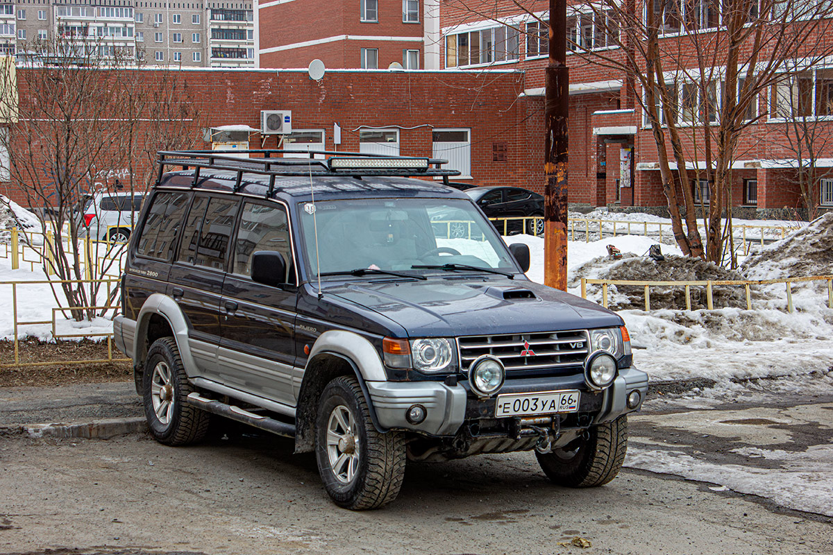 Свердловская область, № Е 003 УА 66 — Mitsubishi Pajero (2G) '91-99