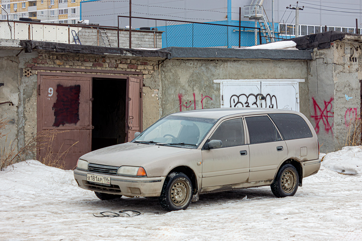 Свердловская область, № Х 181 АР 196 — Nissan Avenir (W10) '90-98
