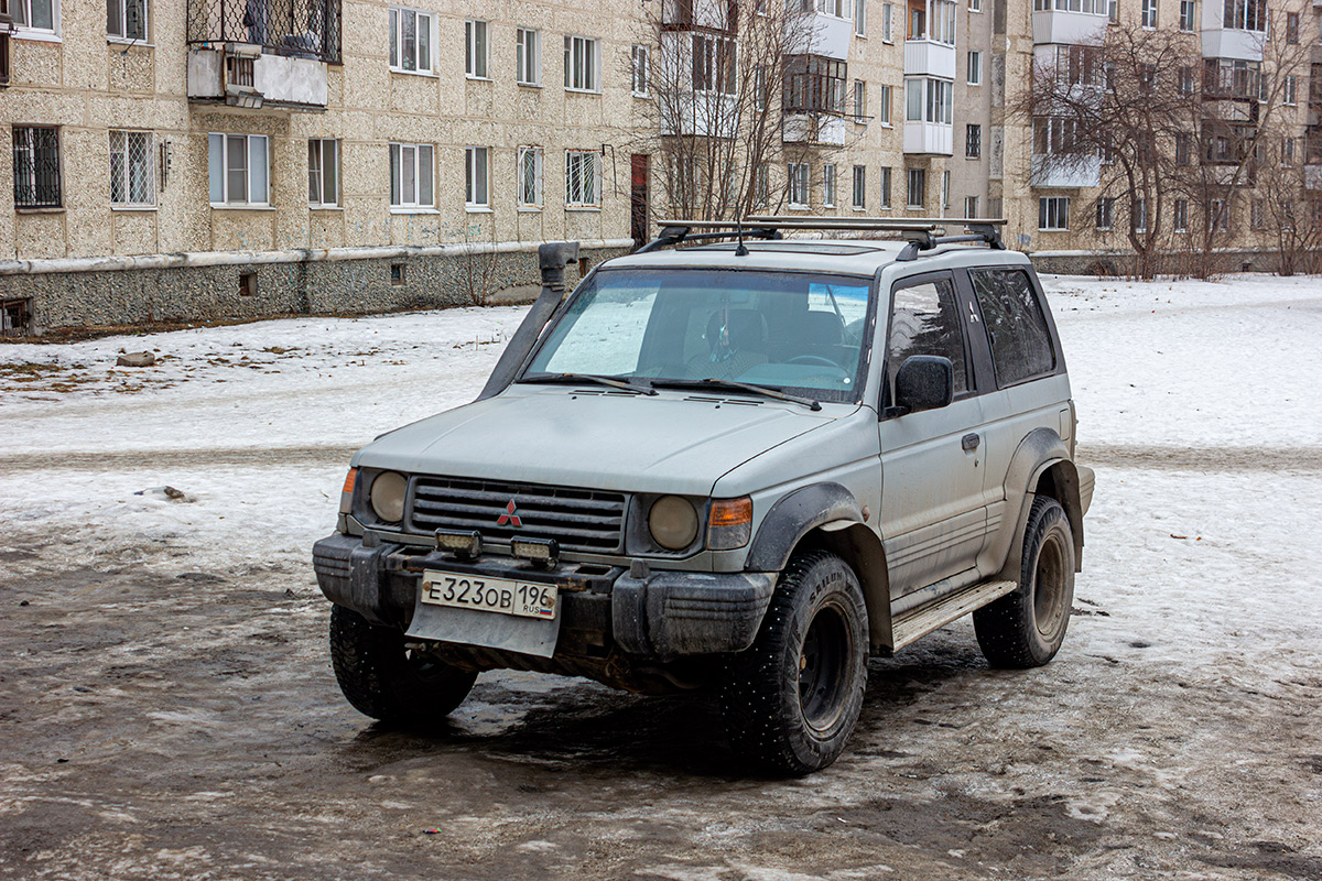 Свердловская область, № Е 323 ОВ 196 — Mitsubishi Pajero (2G) '91-99