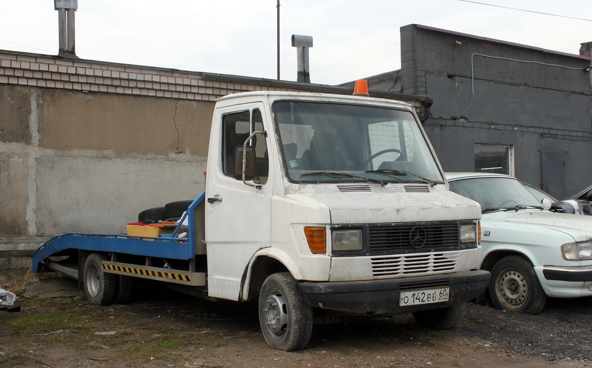 Псковская область, № О 142 ВВ 60 — Mercedes-Benz T1 409D '76-96