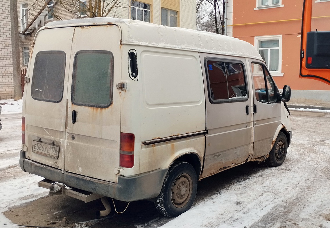 Псковская область, № Е 586 ХЕ 178 — Ford Transit (3G, facelift) '94-00