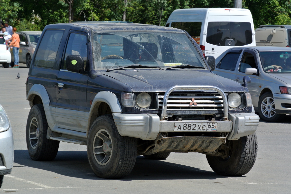 Сахалинская область, № А 882 ХС 65 — Mitsubishi Pajero (2G) '91-99