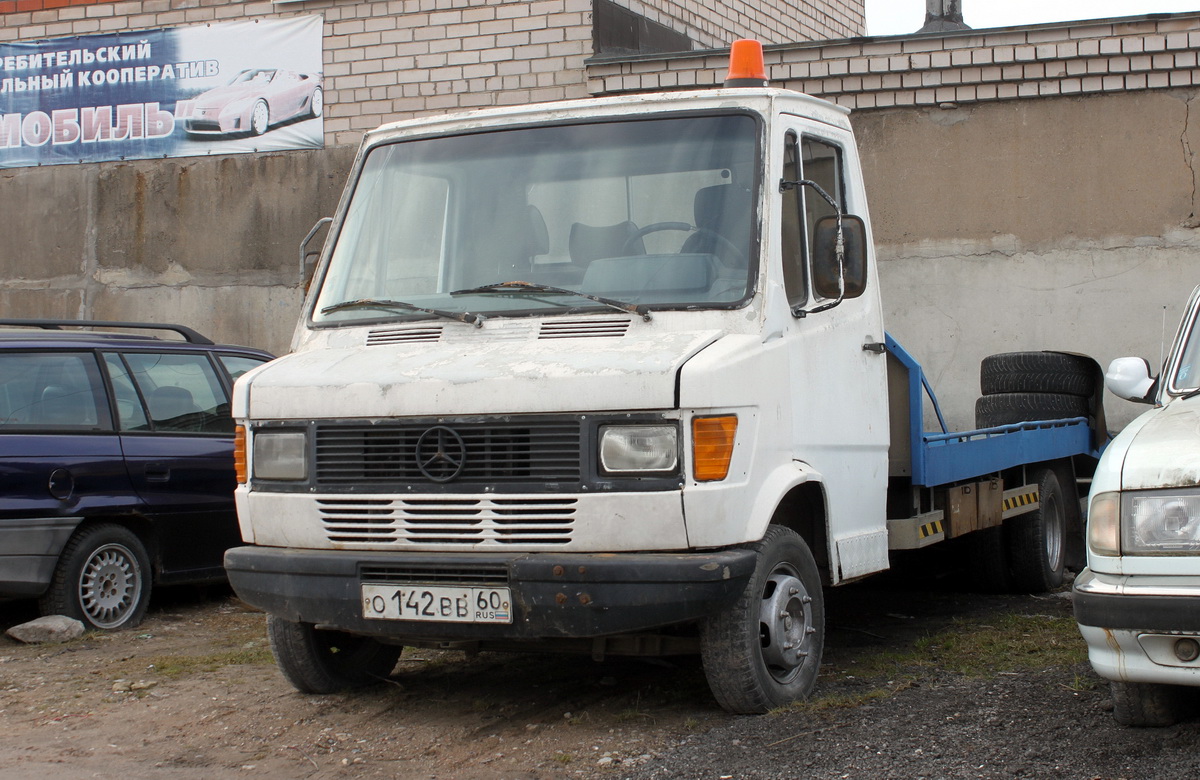 Псковская область, № О 142 ВВ 60 — Mercedes-Benz T1 409D '76-96