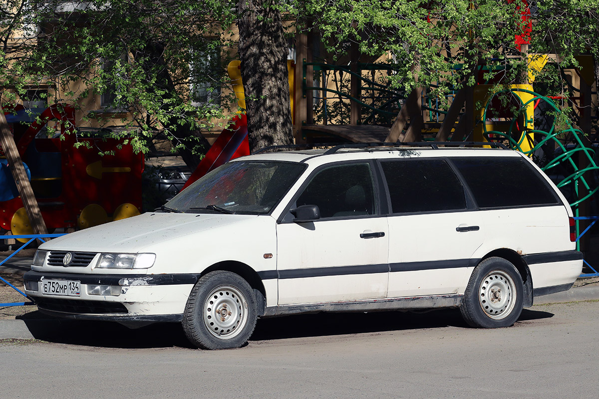 Волгоградская область, № Е 752 МР 134 — Volkswagen Passat Variant (B4) '93-97