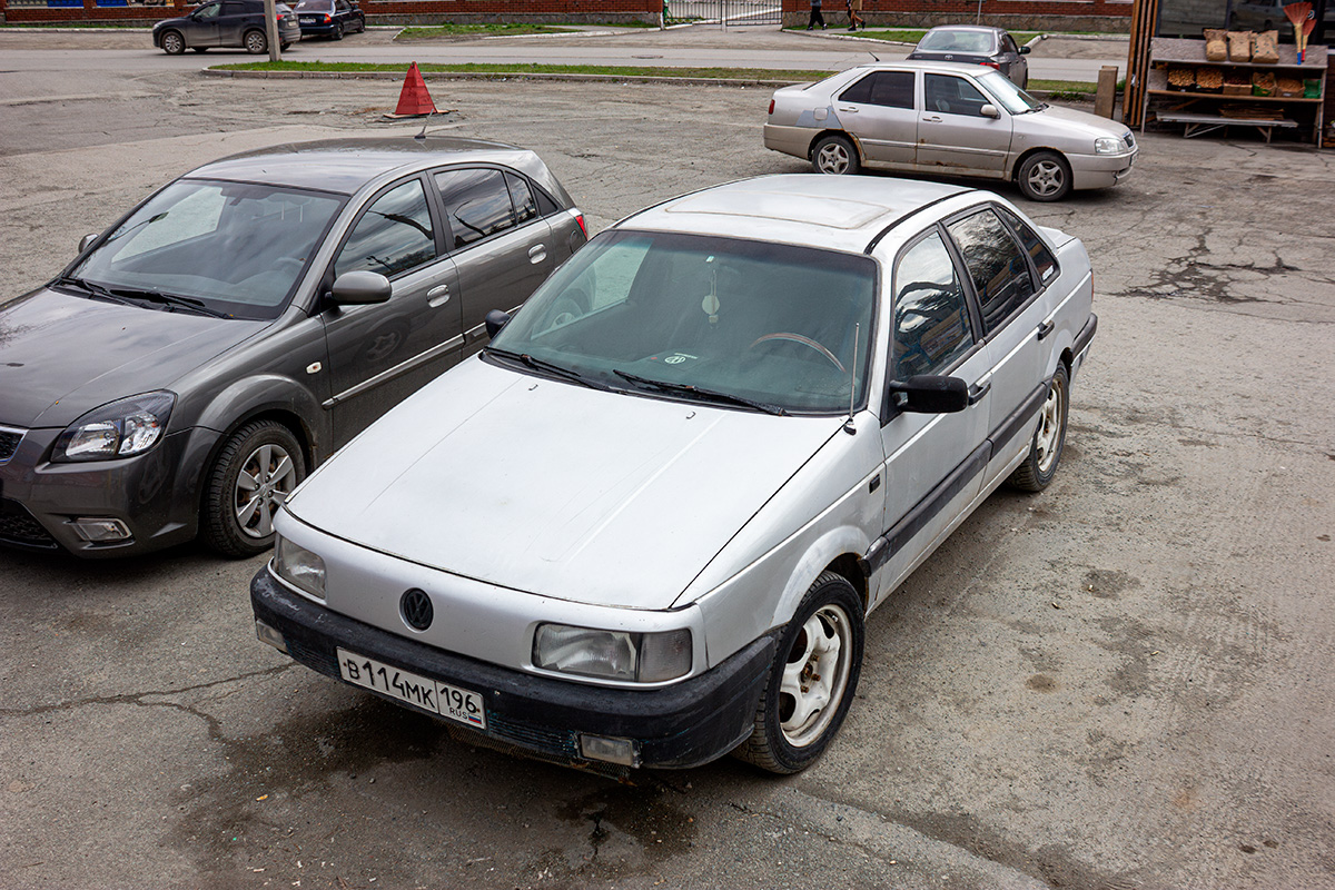 Свердловская область, № В 114 МК 196 — Volkswagen Passat (B3) '88-93