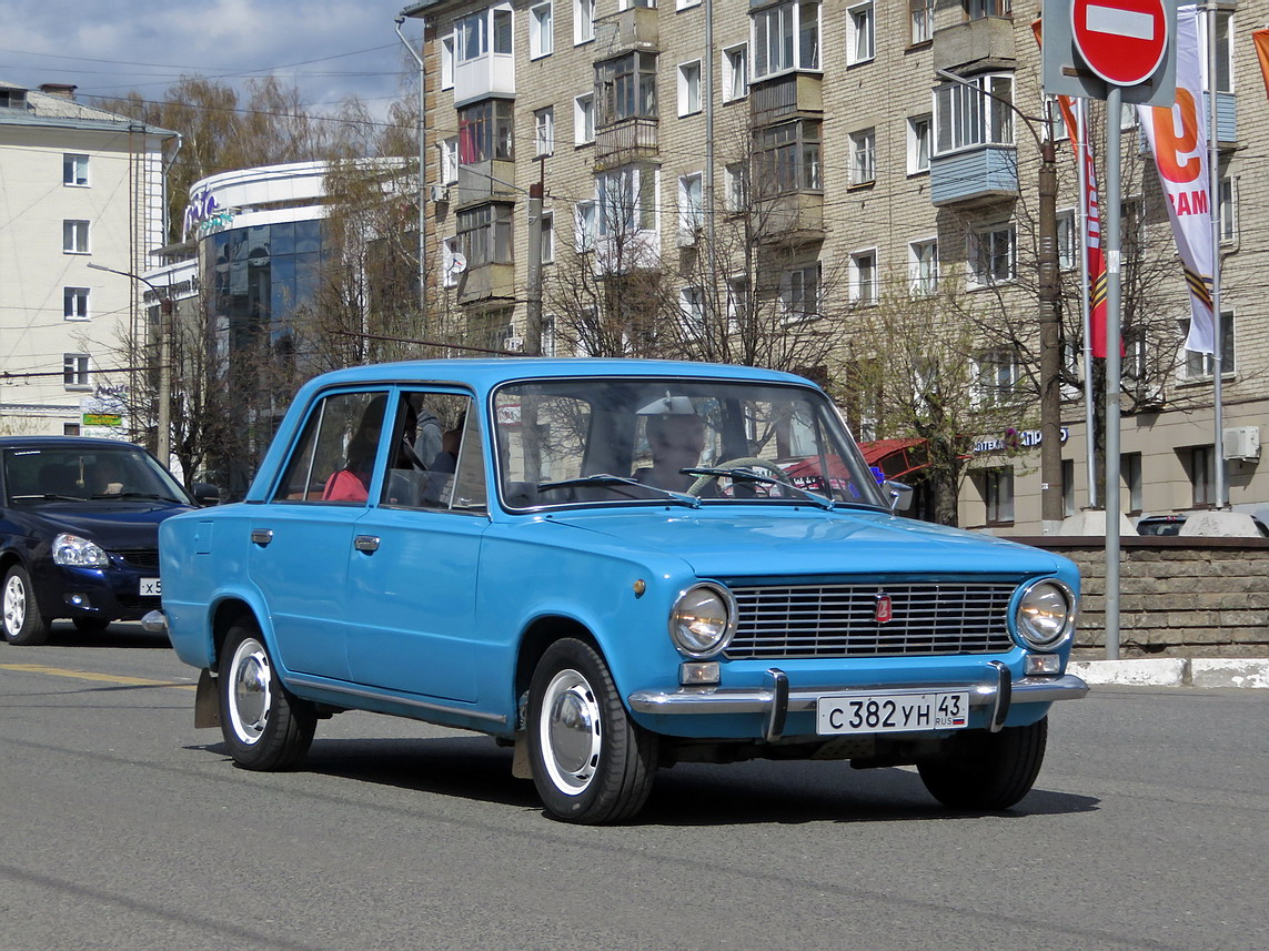 Кировская область, № С 382 УН 43 — ВАЗ-2101 Жигули '70-83; Кировская область — Выставка ретро-автомобилей в Кирове в честь Дня Победы 9 мая 2025 года