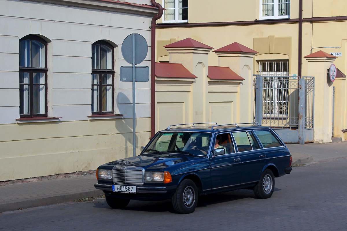 Литва, № H01587 — Mercedes-Benz (S123) '77-86