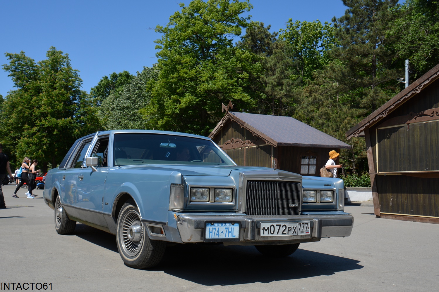 Ростовская область, № М 072 РХ 777 — Lincoln Town Car (1G) '81-89; Москва — Вне региона; Ростовская область — Retro Motor Show_2025_Май