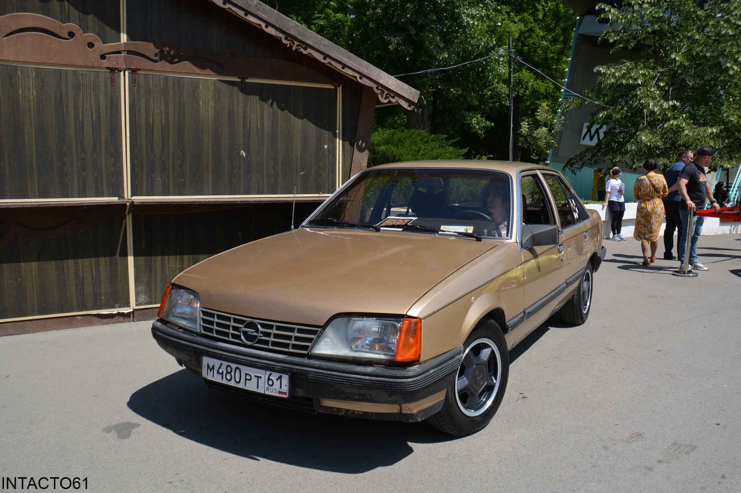 Ростовская область, № М 480 РТ 61 — Opel Rekord (E2) '82-86; Ростовская область — Retro Motor Show_2025_Май