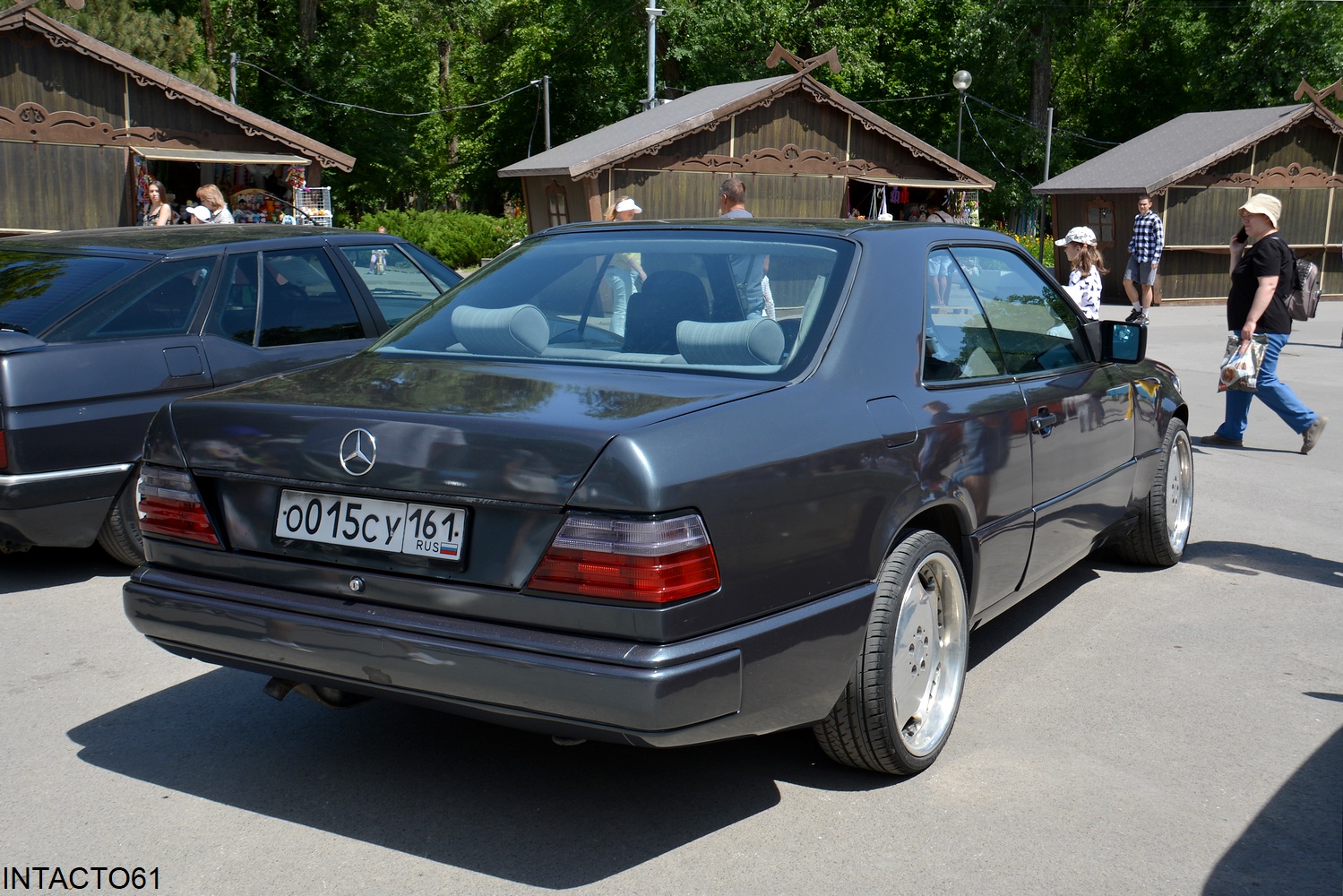 Ростовская область, № О 015 СУ 161 — Mercedes-Benz (C124) '87-96; Ростовская область — Retro Motor Show_2025_Май