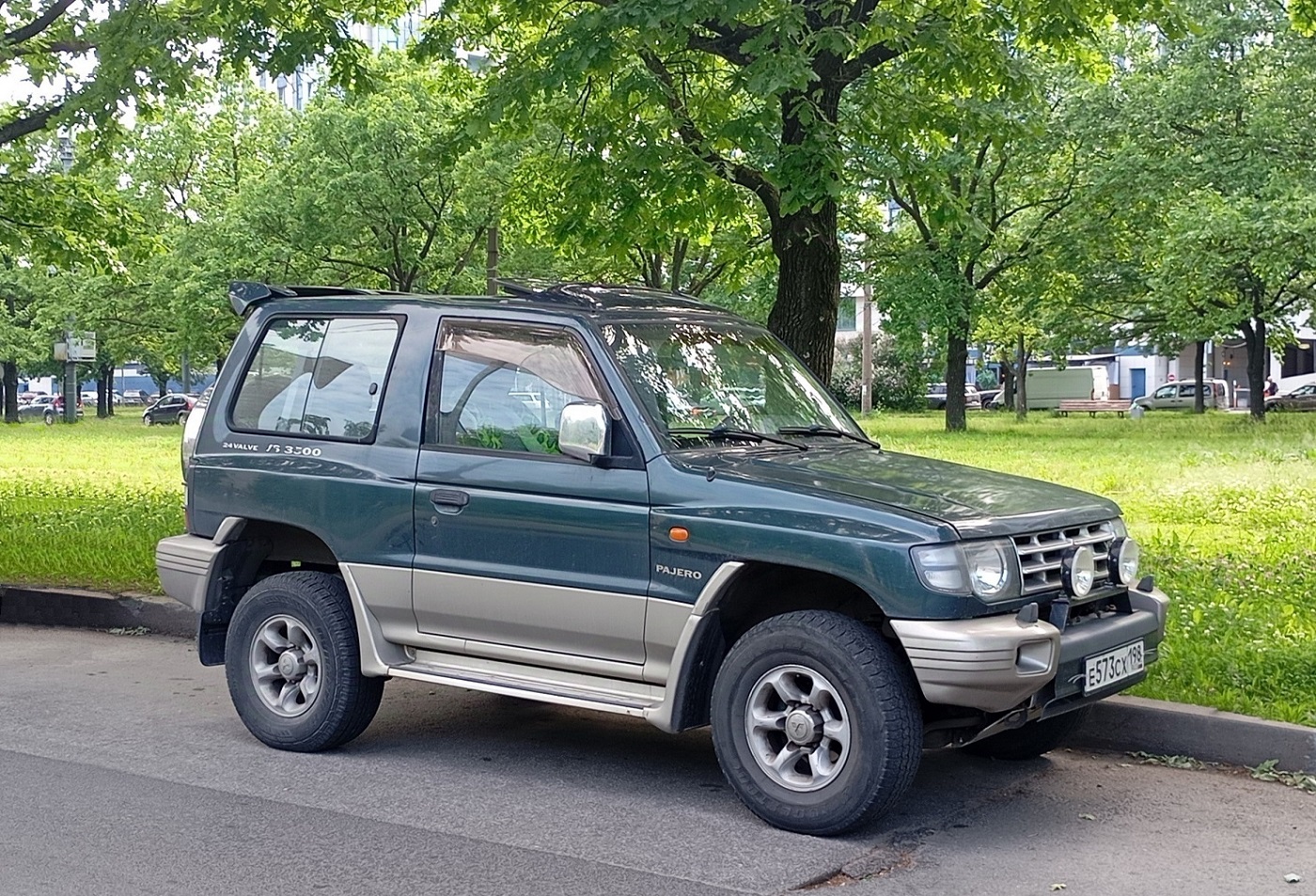 Санкт-Петербург, № Е 573 СХ 198 — Mitsubishi Pajero (2G) '91-99