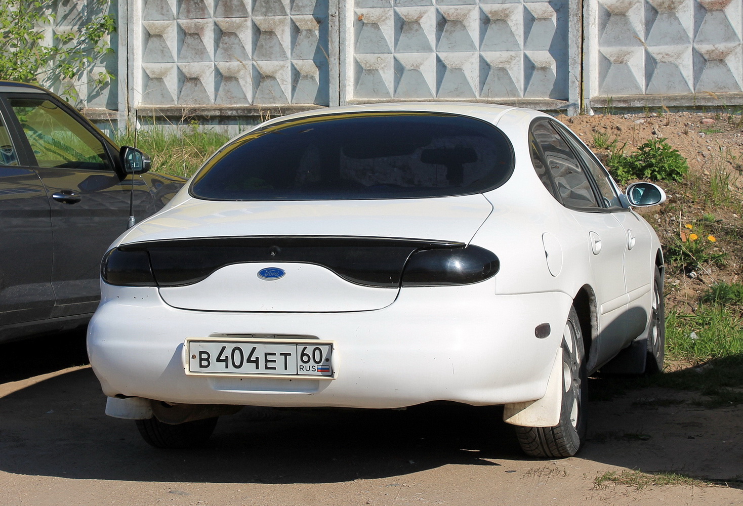 Псковская область, № В 404 ЕТ 60 — Ford Taurus (3G) '95-99