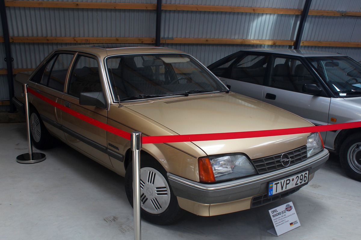 Литва, № TVP 296 — Opel Rekord (E2) '82-86