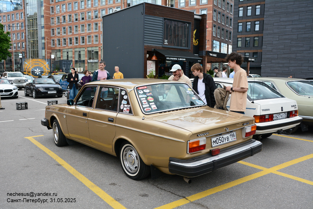 Санкт-Петербург, № М 050 УВ 198 — Volvo 240 Series (общая модель); Санкт-Петербург — Встречи владельцев интересных автомобилей Cars & Coffee