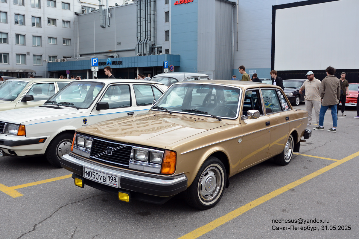 Санкт-Петербург, № М 050 УВ 198 — Volvo 240 Series (общая модель); Санкт-Петербург — Встречи владельцев интересных автомобилей Cars & Coffee