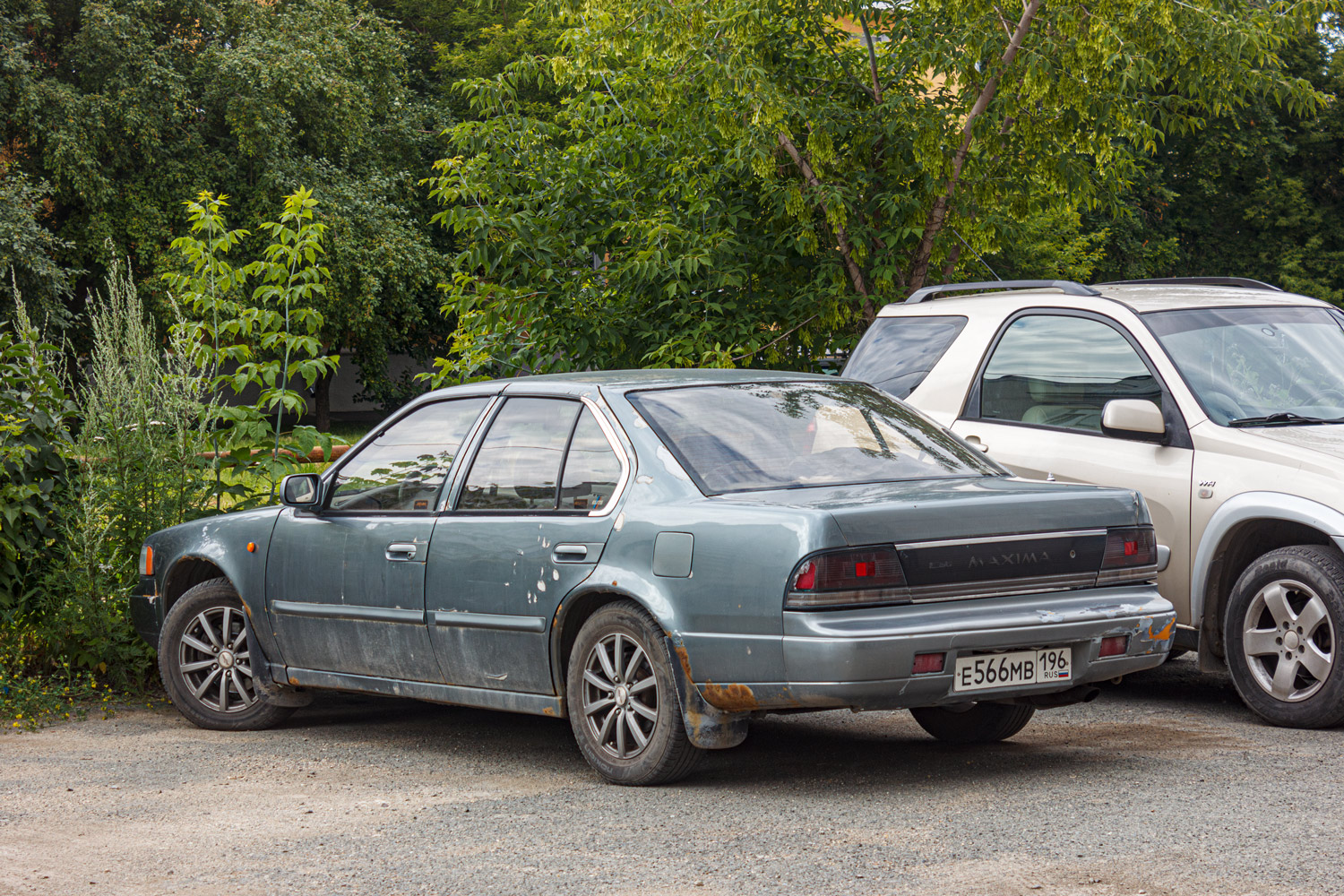 Свердловская область, № Е 566 МВ 196 — Nissan Maxima (3G) '88-94