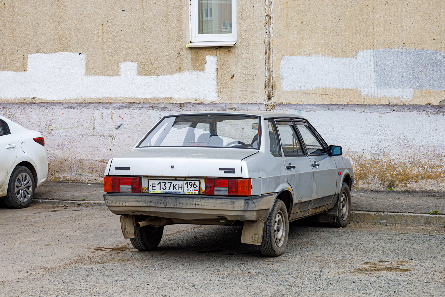 Свердловская область, № Е 137 КН 196 — ВАЗ-21099 '90-04