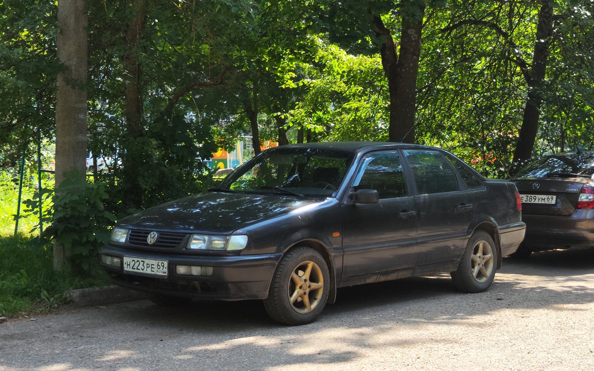 Тверская область, № Н 223 РЕ 69 — Volkswagen Passat (B4) '93-97