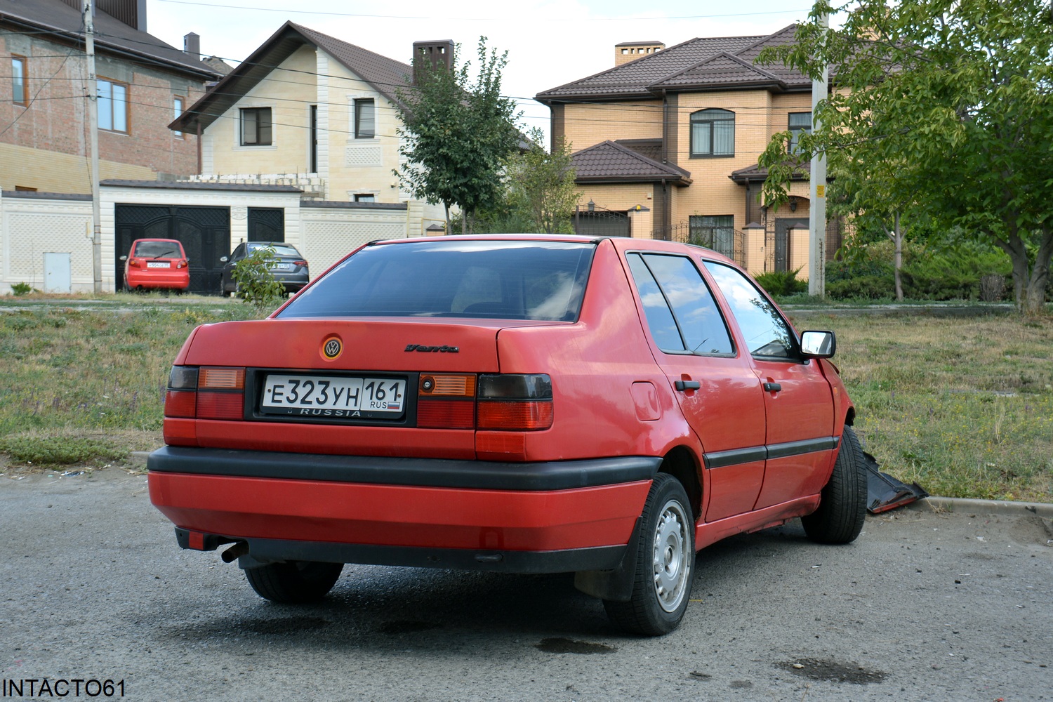 Ростовская область, № Е 323 УН 161 — Volkswagen Vento (A3) '92-99
