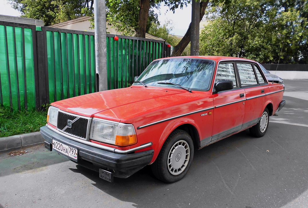 Москва, № В 220 НА 797 — Volvo 240 GL '86–93