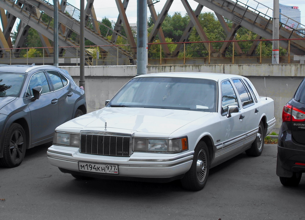 Москва, № М 194 КН 977 — Lincoln Town Car (2G) '90-97