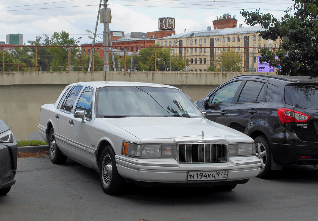Москва, № М 194 КН 977 — Lincoln Town Car (2G) '90-97
