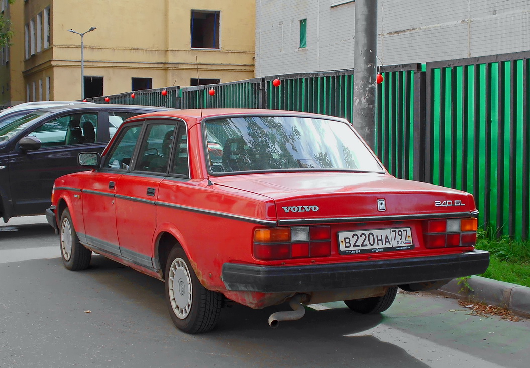 Москва, № В 220 НА 797 — Volvo 240 GL '86–93
