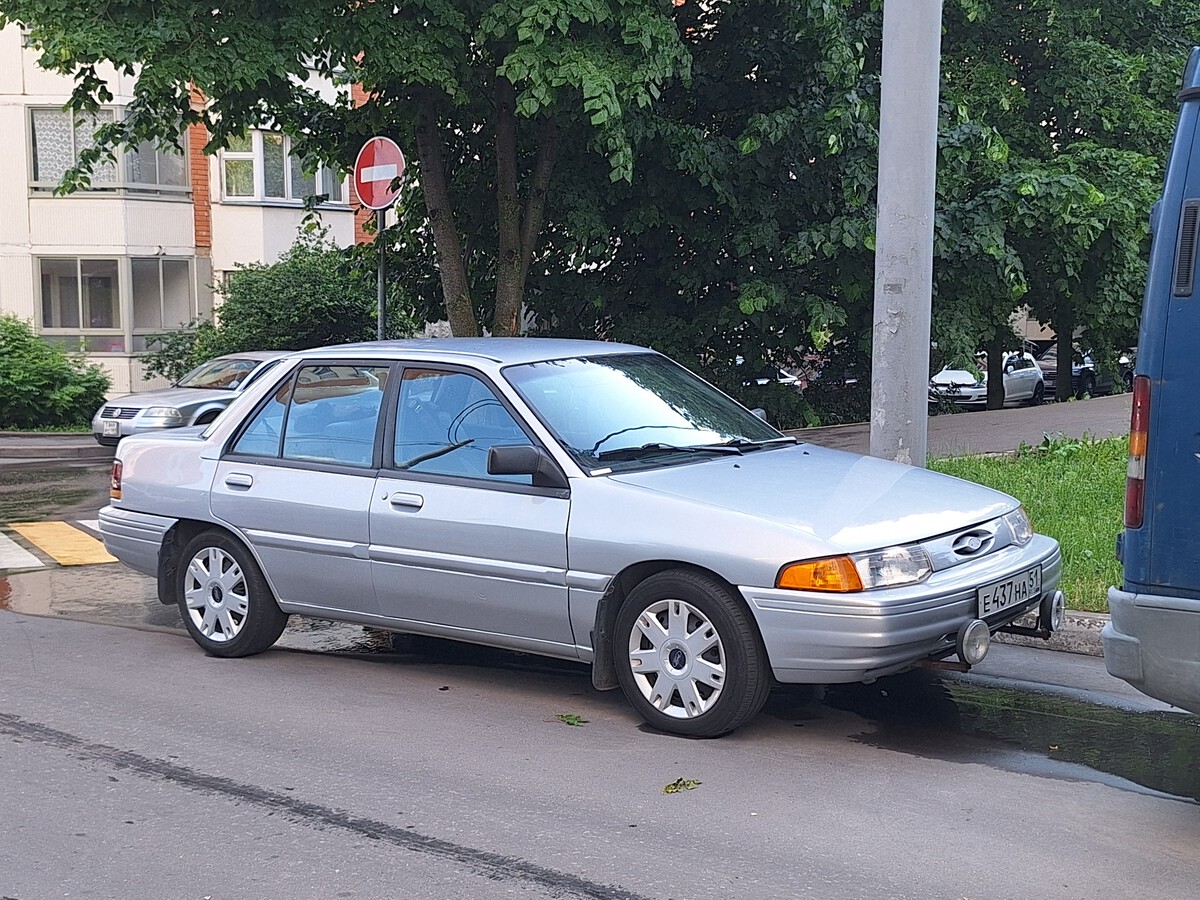 Мурманская область, № Е 437 НА 51 — Ford Escort (North America) (2G) '92-96