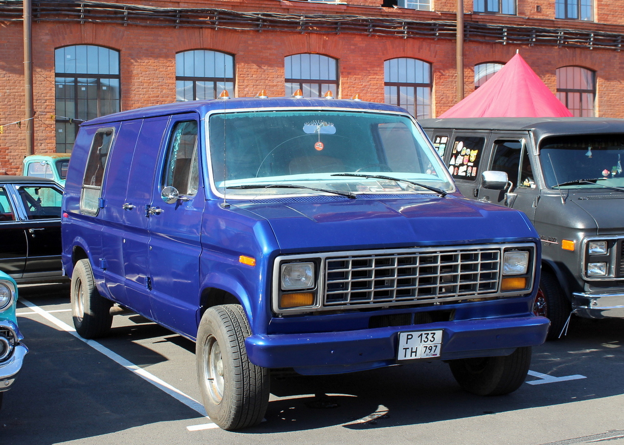 Москва, № Р 133 ТН 797 — Ford E-Series (3G) '75-91; Санкт-Петербург — Ежегодная выставка классических и кастомных автомобилей и мотоциклов "Original Meet"