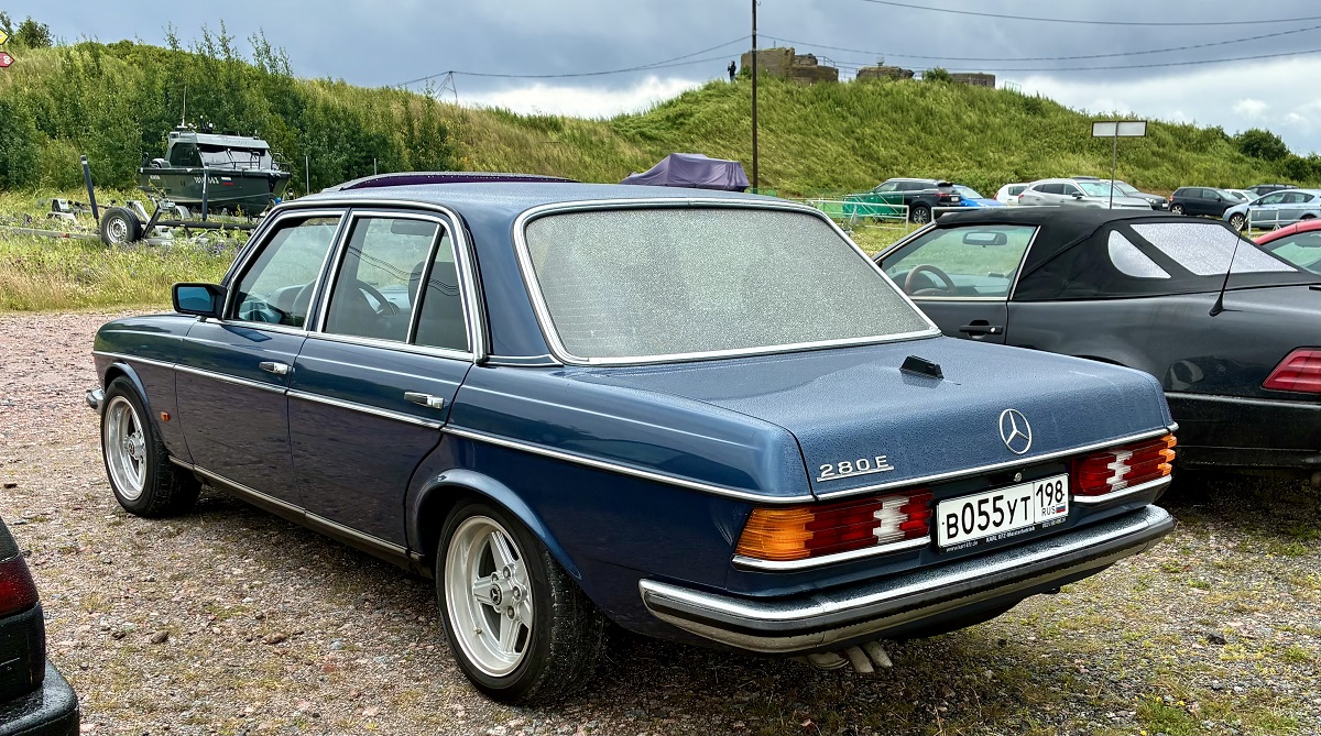 Санкт-Петербург, № В 055 УТ 198 — Mercedes-Benz (W123) '76-86; Санкт-Петербург — Ежегодный праздник "День Москвича"